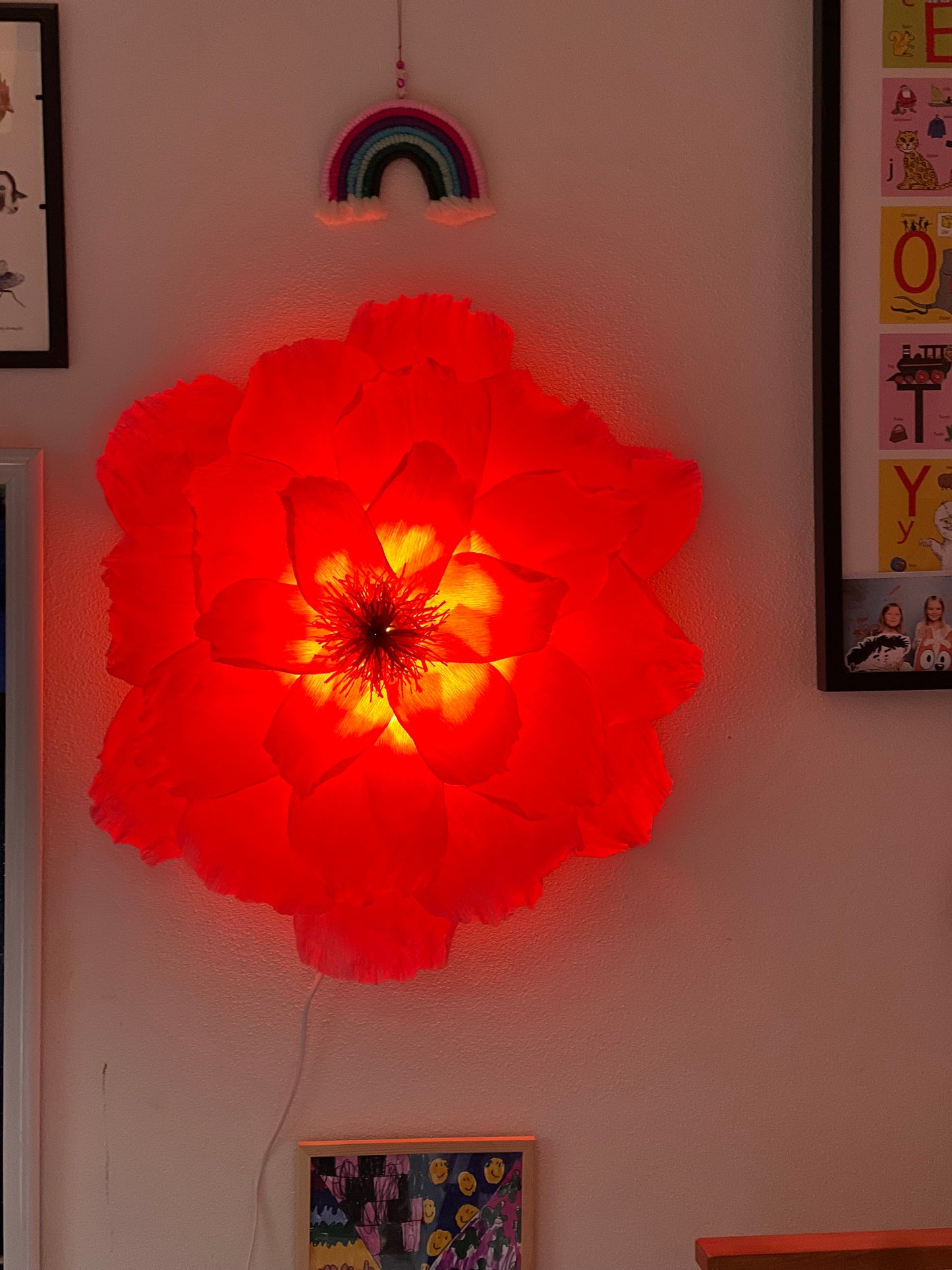 Søndag d. 21/9 kl. 9.45-12.45. Lav kæmpe papirblomster - også som lampe🌸